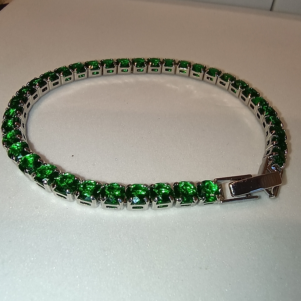 Radiant Green Crystal Bracelet - Picture 7 of 9